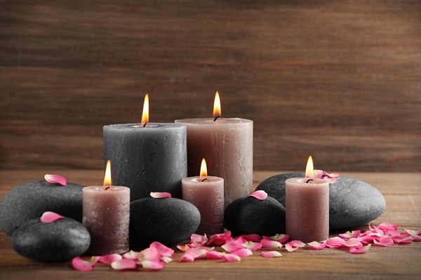 Красивые ароматические свечи в камнях